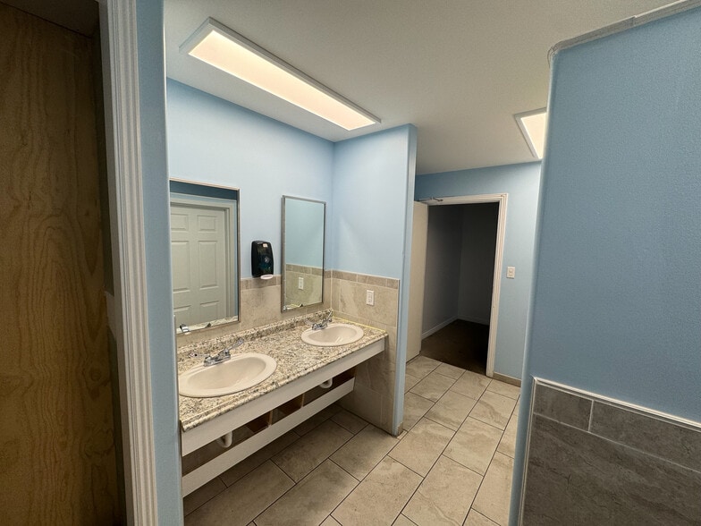 More Photos Of 901 9th St N, Great Falls Showroom For Sale