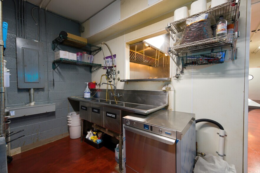 More Photos Of 19614 Grand River Ave, Detroit Storefront For Sale