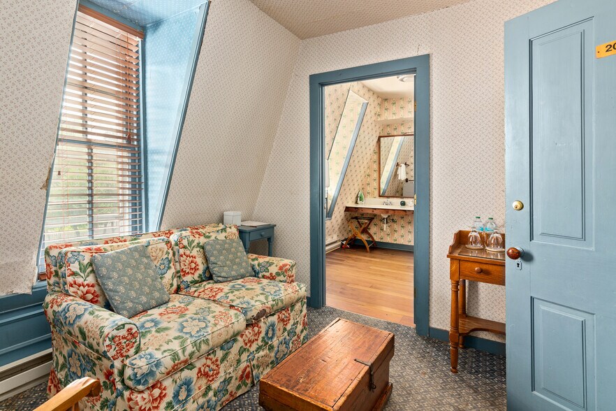 More Photos Of 314 N Morris St, Oxford Hotel For Sale