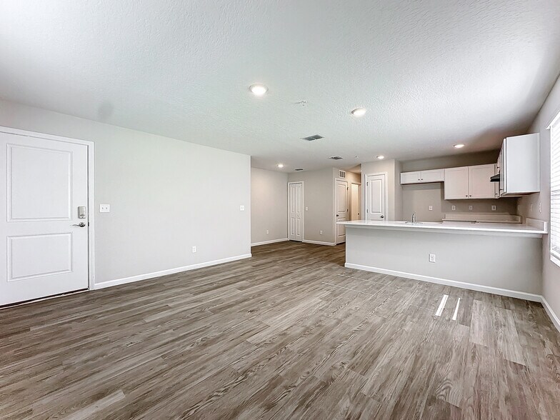 More Photos Of 6421 Breezy Oaks Way, Jacksonville Apartments For Sale