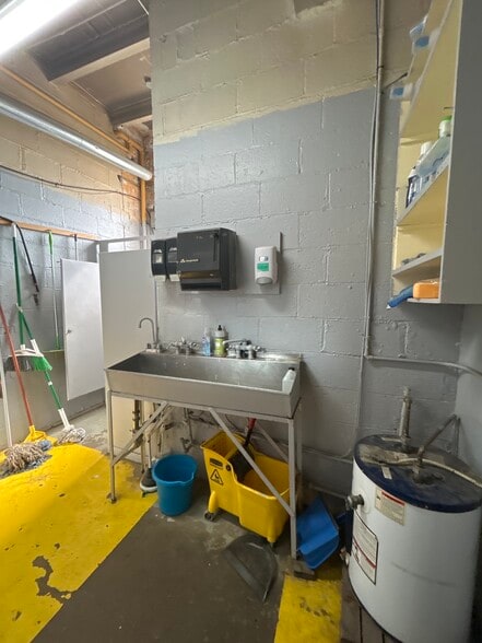More Photos Of 6020 Dahlin Drive, Skokie Industrial For Sale
