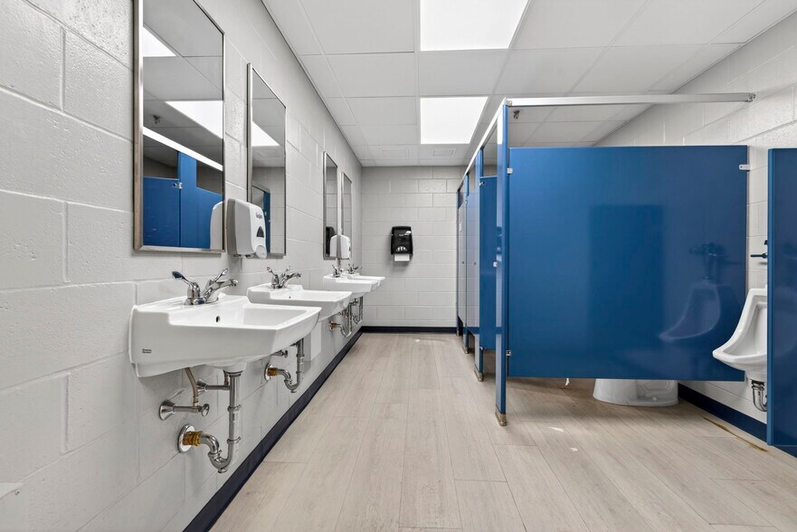 More Photos Of 645 Harvey Rd, Manchester Showroom For Lease