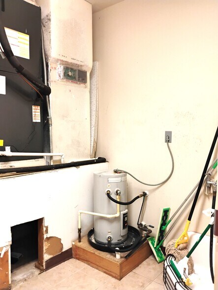 More Photos Of 1002 E Taylor St, Brownsville Office For Sale