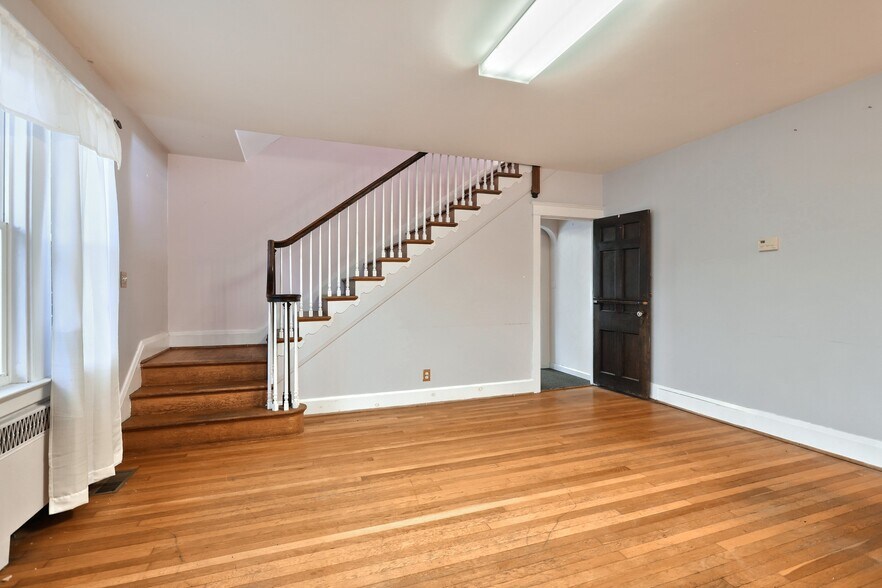 More Photos Of 550 S Main St, Shrewsbury Freestanding For Lease