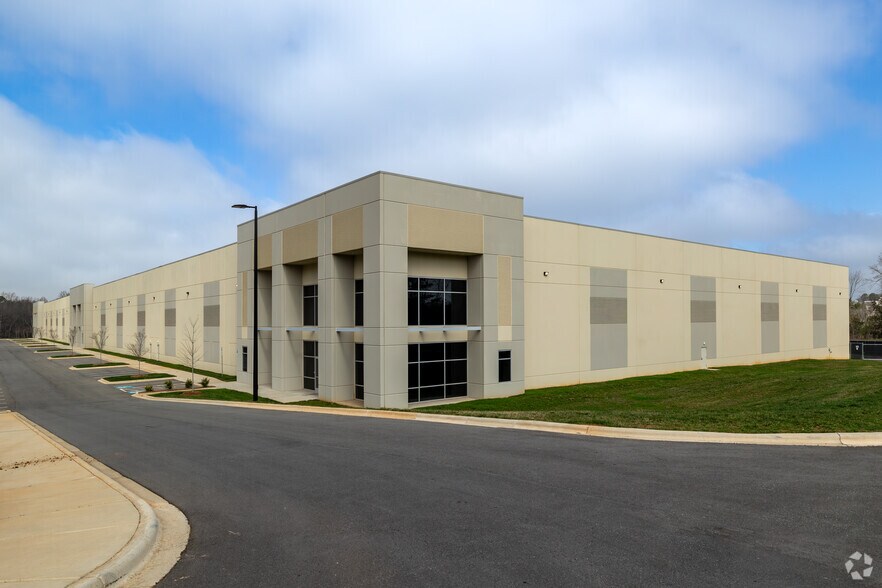 More Photos Of 5020 Meadow Oak Commerce Pky, Charlotte Warehouse For Lease