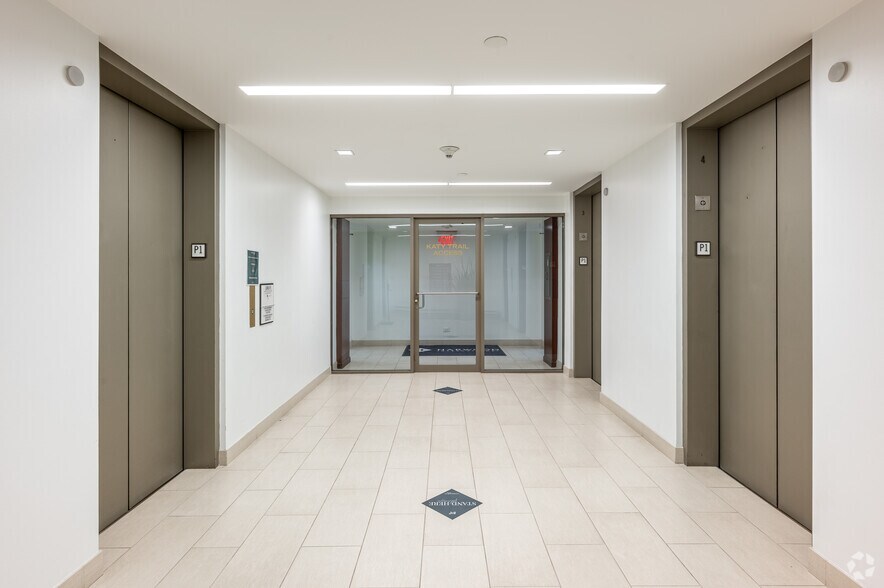 More Photos Of 3100 McKinnon St, Dallas Office For Lease