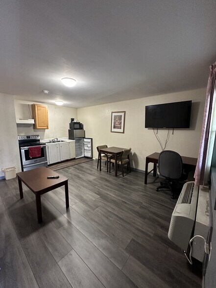 More Photos Of 721 State Route 54 E, Clinton Hotel For Sale