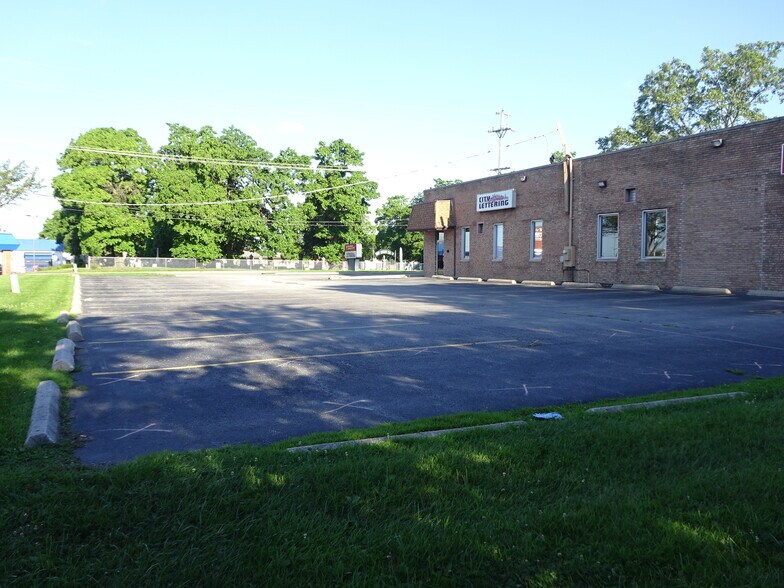 More Photos Of 15801 Oak Park Ave, Oak Forest Showroom For Lease