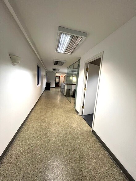 More Photos Of 1630 Old Deerfield Rd, Highland Park Warehouse For Lease