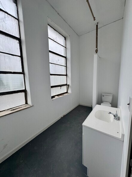 More Photos Of 1310 W Gate City Blvd, Greensboro Warehouse For Lease