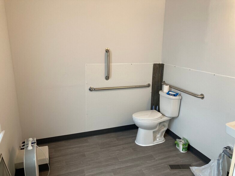 More Photos Of 2224 W 3rd St, Duluth Storefront Retail Office For Sale