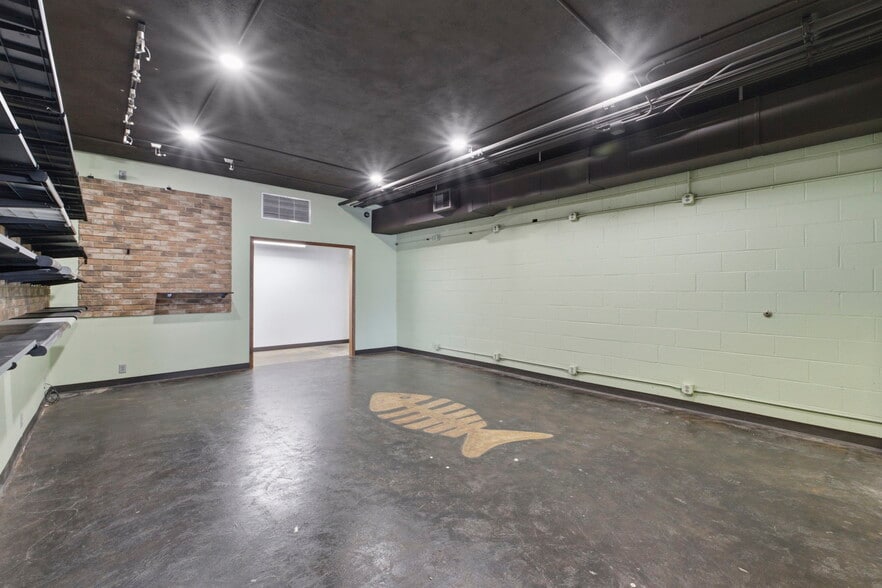 More Photos Of 1445 S Glenstone Ave, Springfield General Retail For Lease