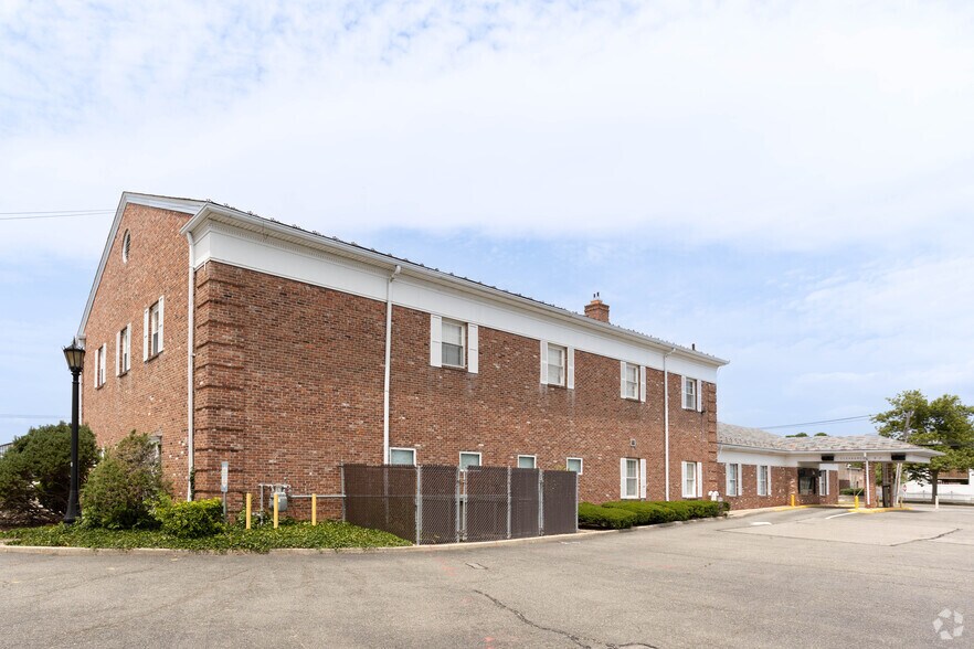 More Photos Of 195 Merritts Rd, Farmingdale Office For Sale