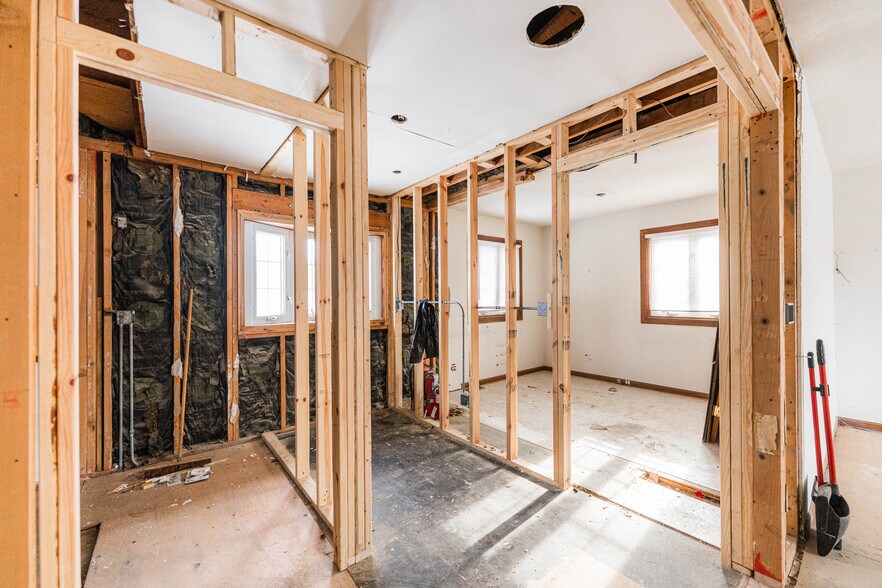 More Photos Of 205 Pinecroft Dr, Roselle Office For Sale