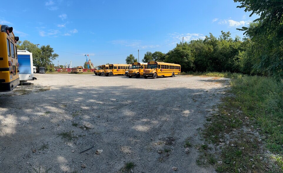 More Photos Of 16725 Van Dam Rd, South Holland Auto Repair For Lease