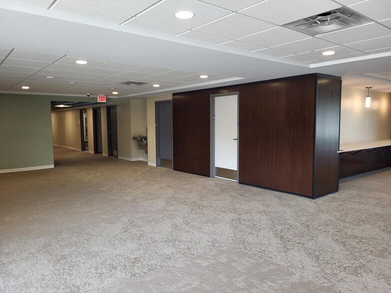 More Photos Of 323 Weston Ave, Aurora Medical For Lease