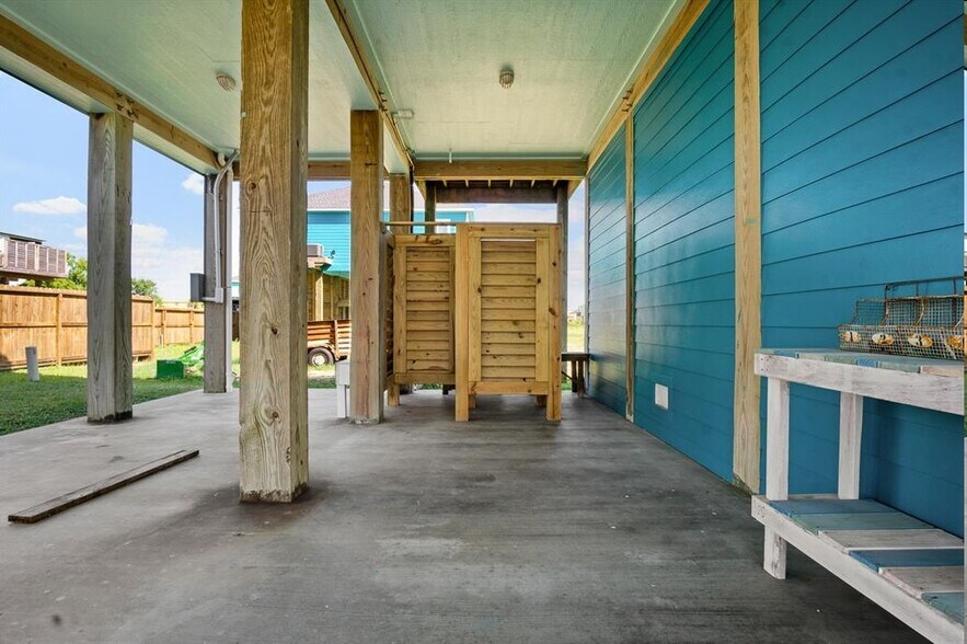 More Photos Of 2570 Hwy 87, Crystal Beach Freestanding For Sale