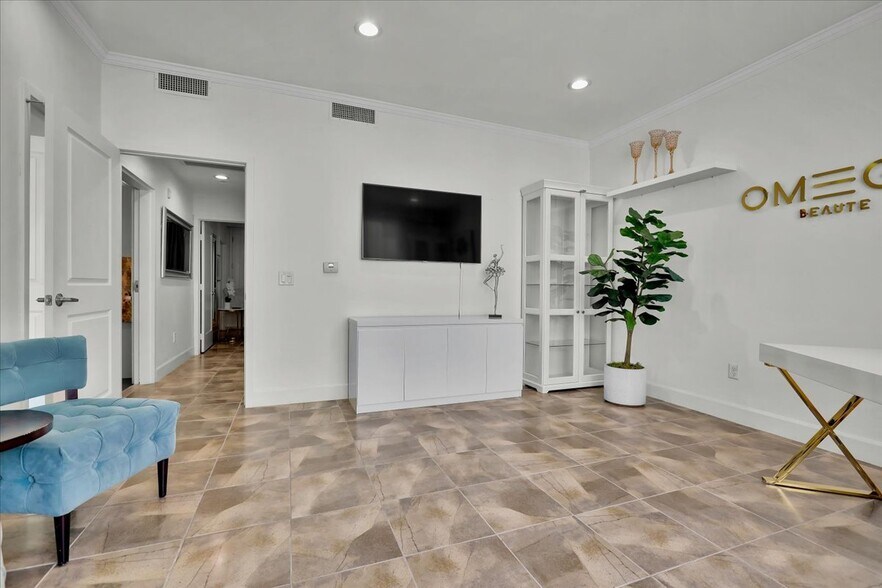 More Photos Of 300 E 4th St, Long Beach Apartments For Sale