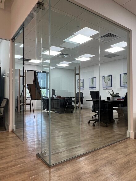 More Photos Of 10455 Riverside Dr, Palm Beach Gardens Flex For Lease