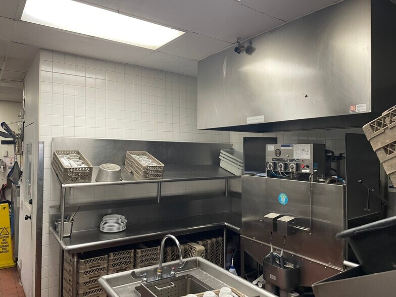 More Photos Of 6887 E Front St, Kansas City Fast Food For Lease