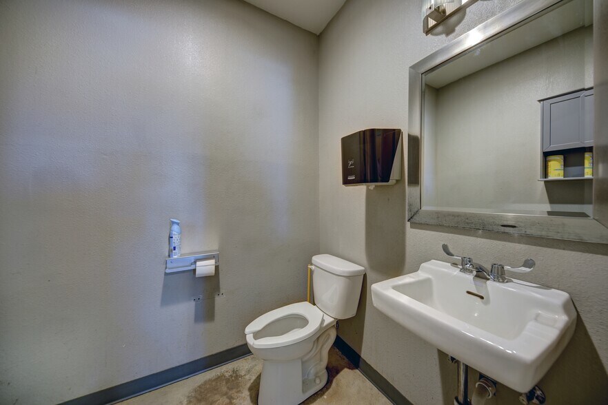 More Photos Of 2770 Osborn Ln, Bryan Showroom For Sale