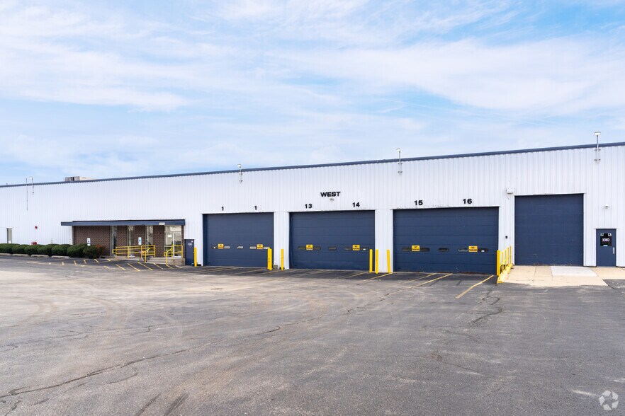 More Photos Of 1010-1050 Sesame St, Bensenville Warehouse For Lease