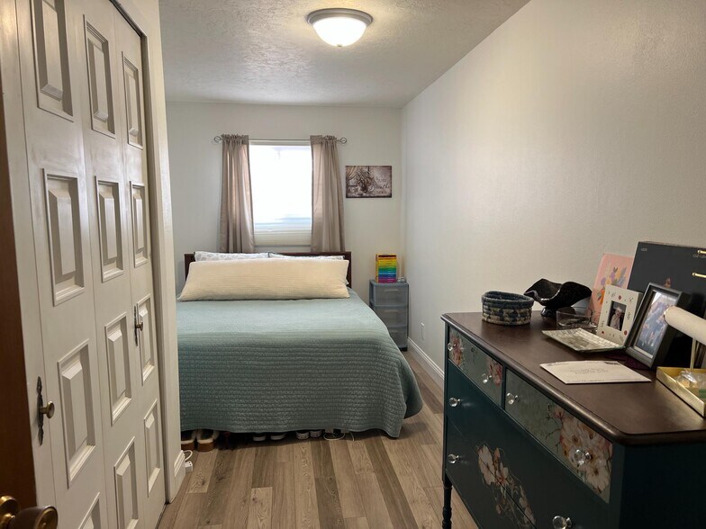 More Photos Of 112 McPherson St, Crawford Restaurant For Sale