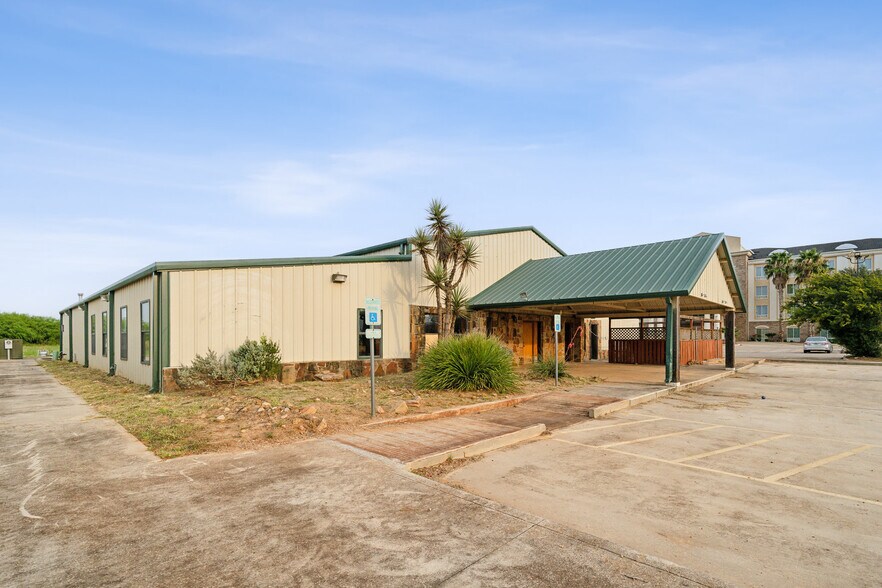 More Photos Of 410 S Interstate 35, Pearsall Storefront Retail Office For Lease