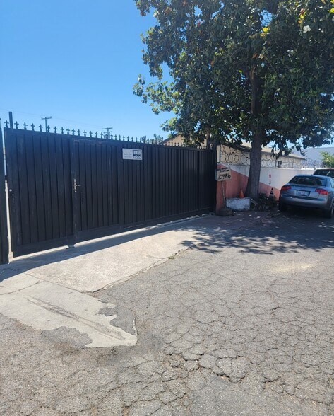 More Photos Of 10986 Vulcan St, South Gate Contractor Storage Yard For Sale