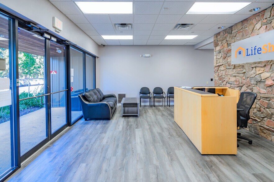 More Photos Of 2021 Cabot Blvd W, Langhorne Warehouse For Lease