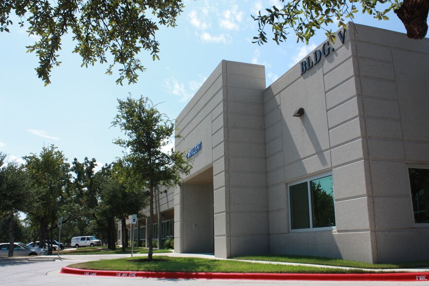 More Photos Of 1101 Arrow Point Dr, Cedar Park Flex For Lease