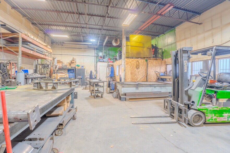 More Photos Of 12650-12702 Boul Industriel, Montréal Warehouse For Sale