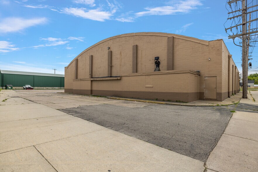 More Photos Of 2419 Lapeer Rd, Port Huron General Retail For Sale