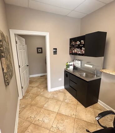 More Photos Of 820 E Terra Cotta Ave, Crystal Lake Office For Sale