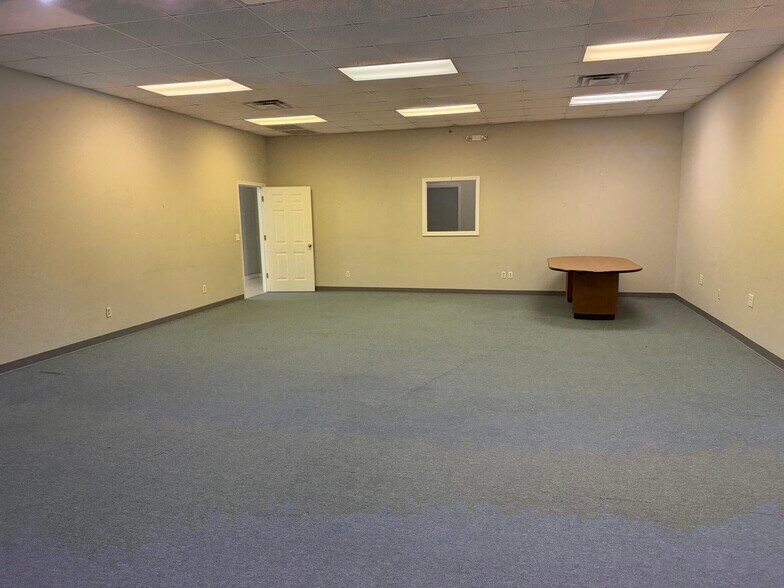 More Photos Of 1975 Mall Blvd, Auburn Warehouse For Lease