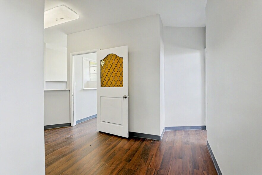 More Photos Of 1601 N State St, Augusta Office For Sale