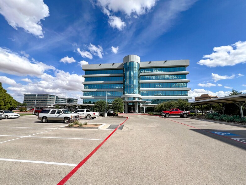 More Photos Of 303 Veterans Airpark Ln, Midland Office For Lease