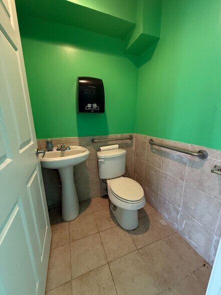 More Photos Of 11611 Homestead Rd, Houston Freestanding For Lease