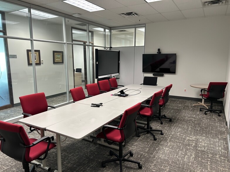 More Photos Of 2555 Ouellette Av, Windsor Office For Lease