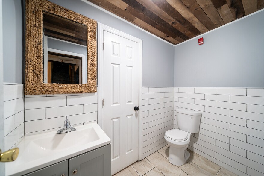 More Photos Of 990 Broadway, Bayonne Restaurant For Sale