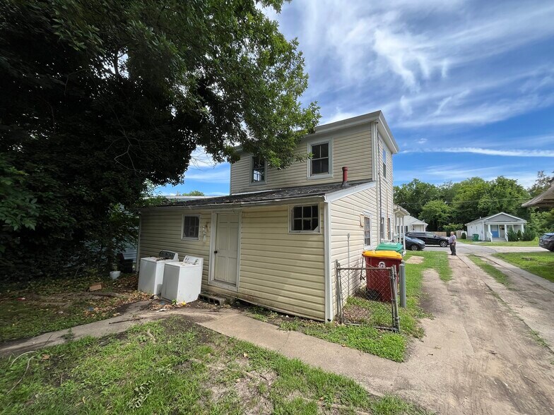 More Photos Of 927 Farmer St, Petersburg Apartments For Sale