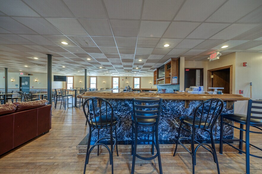 More Photos Of 1 Main St, Lyndora Restaurant For Lease