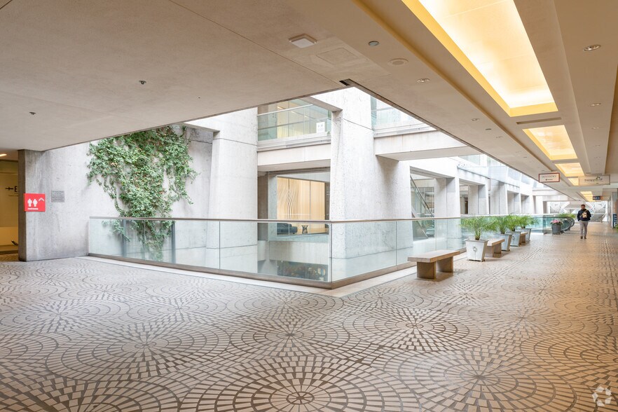 More Photos Of One Embarcadero Ctr, San Francisco Coworking Space