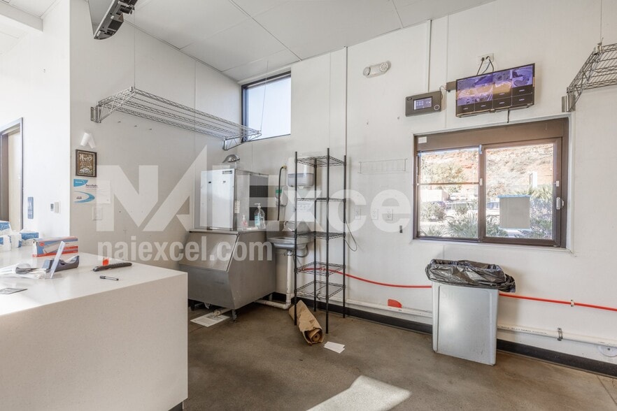 More Photos Of 652 St George blvd, St George Freestanding For Sale