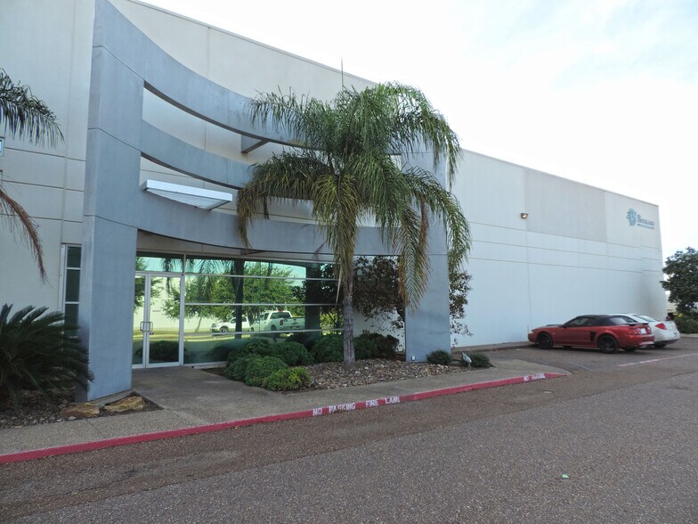 More Photos Of 13120 Spivey Dr, Laredo Warehouse For Lease