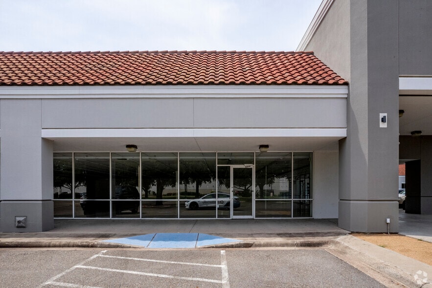 More Photos Of 1800 S Main St, McAllen Unknown For Lease