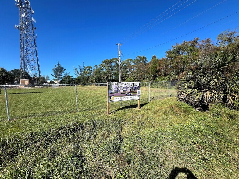 More Photos Of 5651 Shirley St, Naples Light Distribution For Lease