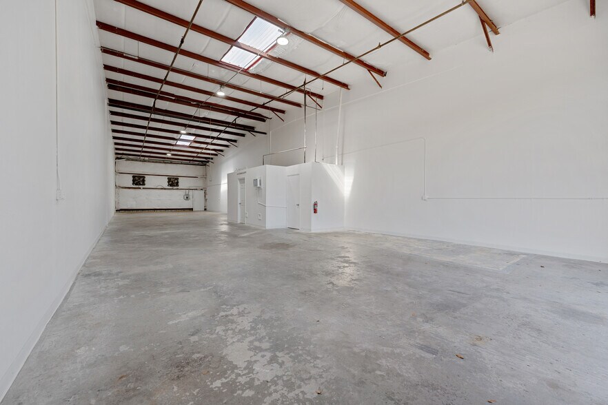 More Photos Of 2280 Avocado Ave, Melbourne Warehouse For Lease