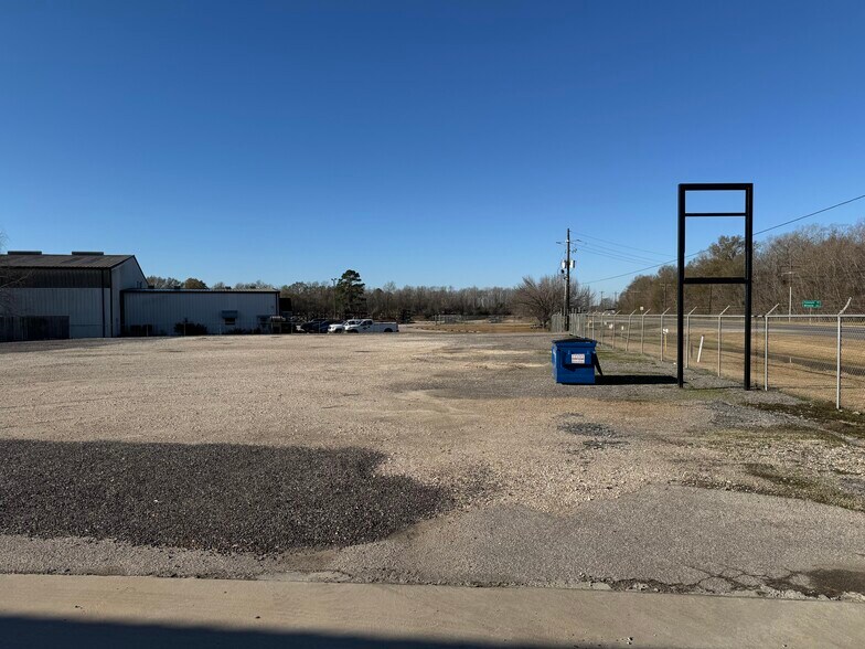 More Photos Of 4745 Fannett Rd, Beaumont Industrial For Lease