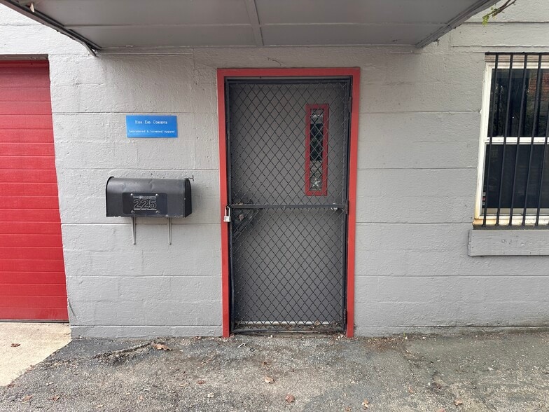 More Photos Of 225 E 10th St, Indianapolis Flex For Sale